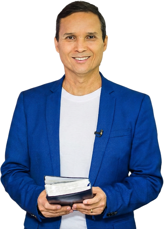 Pr. Arilton Oliveira sorrindo, com uma Bíblia nas mãos